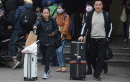Người dân khăn áo kín mít, tay xách nách mang trở lại Thủ đô sau kỳ nghỉ Tết Dương lịch kéo dài 4 ngày