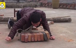 Xót xa chàng trai bị bại não vẫn cố gắng livestream nâng gạch bằng răng để kiếm sống nuôi gia đình