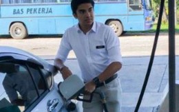 Bức ảnh đổ xăng gây tranh cãi của Bộ trưởng 26 tuổi người Malaysia