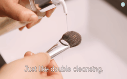 Ngoài làm sạch lớp makeup, dầu tẩy trang còn có 5 công dụng sau nhưng hay nhất là giúp “diệt” mụn đầu đen dễ dàng