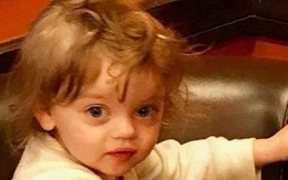 Tưởng con búp bê vùi trong tuyết giá lạnh, người phụ nữ lại gần xem thử rồi gào lên hốt hoảng khi biết sự thật