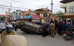 'Xế hộp' Camry bất ngờ gặp tai nạn tại đường giao cắt vào bệnh viện, lật ngửa