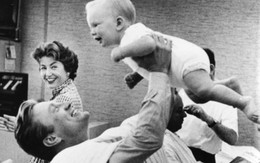Những khoảnh khắc đáng yêu đến “tan chảy” của các sao trong hậu trường