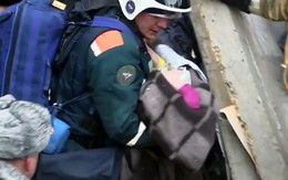 Bé 10 tháng tuổi sống sót diệu kỳ hơn 24 giờ dưới đống đổ nát
