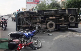Ôtô lật nhào trên cầu vượt ở Sài Gòn, 2 người bị thương