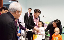 Chủ tịch Quốc hội Nguyễn Thị Kim Ngân tặng quà cho bệnh nhi ung thư nghèo