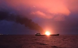 Hai tàu hàng bốc cháy ngùn ngụt trên eo biển Nga, 10 người chết
