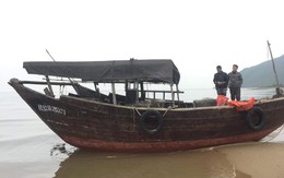 Hà Tĩnh: Phát hiện chiếc tàu "lạ" trôi dạt vào bờ biển