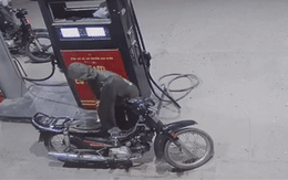 Nam thanh niên bật lửa soi bình giữa cây xăng, lửa bén, xe cháy rụi