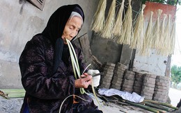 Cả làng mòn tay, tóe máu khi Tết đến: 'Đau nhức cả đêm'