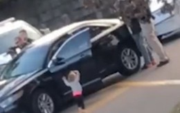Sốc: Bé gái 2 tuổi bò ra khỏi xe, đi chân đất và giơ tay đầu hàng cảnh sát khi ba mẹ bị bắt