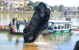 Vụ xe ô tô chở cả gia đình lao sông Hoài: Lời kể đau lòng của người chứng kiến