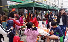 Tạm dừng bán online, dân chung cư mang cả nghìn mặt hàng bày bán tại chợ Tết