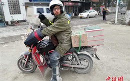 Chàng trai chở tro cốt của cha đi hơn 4000 cây số về nhà ăn Tết