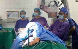 Doanh nhân Hà Nội vừa phẫu thuật u não vừa hát quốc ca trên bàn mổ