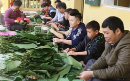 Thầy cô bớt tiền lương gói bánh chưng tặng học sinh nghèo ăn Tết