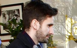 Đôi điều chưa biết về chàng trợ lý truyền thông điển trai mới của Hoàng gia Anh khiến chị em phát cuồng