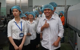 Sinh viên háo hức khám phá dây chuyền Aseptic của Tân Hiệp Phát