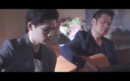 Con trai cả đệm đàn guitar cho Bằng Kiều hát mộc