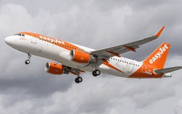 Máy bay hạ cánh khẩn ở Scotland vì khách đập nổ pin điện thoại