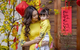 Con gái Hồng Quế đùa nghịch khi chụp hình với mẹ