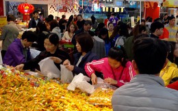 Người Hà Nội đổ đi sắm Tết, siêu thị đông "nghẹt thở" những ngày cuối năm