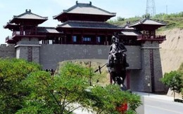 Huyện nghèo nhất TQ chi hơn 200 tỷ xây cổng chào