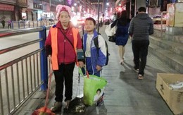 Xúc động tấm lòng hiếu thảo của cậu bé 11 tuổi ngày ngày quét đường giúp mẹ