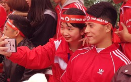 HH Tiểu Vy, hậu vệ Đình Trọng thân thiện selfie với sinh viên tại sự kiện nhân ái đặc biệt