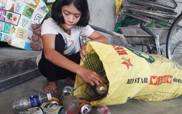 Nữ sinh nghèo đứng cả giờ chờ người đánh rơi túi tiền để trả lại