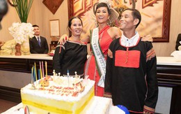 H'hen Niê cười phớ lớ bên cạnh bố mẹ tại quê nhà, kỷ niệm một năm đăng quang Hoa hậu