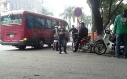 Nhức nhối xe khách “rùa” gây ùn tắc đường phố Hà Nội