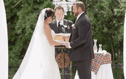 Đang cử hành hôn lễ, chú rể bất ngờ tát vào mặt cô dâu, biết lý do đáng yêu đằng sau ai cũng bật cười