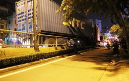 Người dân gào thét 'mất thắng' khi xe container đổ dốc cầu ở Sài Gòn, cô gái 20 tuổi và 2 người khác bị thương nặng