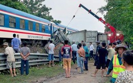 Qua đường sắt không quan sát, container bị tàu hỏa tông gãy đôi