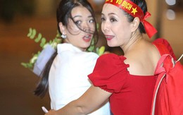Hình ảnh ăn mừng Việt Nam chiến thắng đầy phấn khởi của mẹ con nghệ sĩ Chiều Xuân
