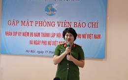 Nữ cảnh sát khiến nam giới phải ngả mũ thán phục