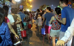 Hà Nội: Gần 0h đêm, người dân vẫn xếp hàng dài như thời bao cấp xách từng can nước
