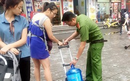 Hà Nội: Các lực lượng quân đội, công an hỗ trợ thau rửa bể nước cho người dân