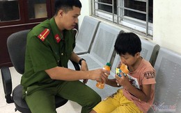 Đạp xe lạc qua cầu Thăng Long, bé trai mệt lả được công an giúp đỡ