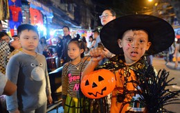 Phố cổ Hà Nội rộn ràng vì hàng trăm "ma nhí" dễ thương tối Halloween