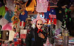 Du khách nước ngoài thích thú với không khí Halloween trên phố Hàng Mã