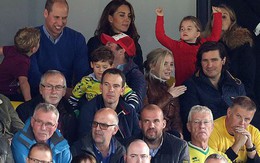 Hoàng tử bé George phấn khích đi xem bóng đá cùng bố mẹ
