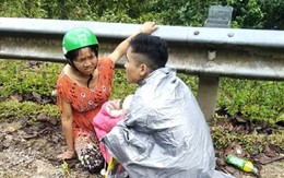 Dưới mưa tầm tã, chồng làm "bà đỡ" giúp vợ vượt cạn bên lề đường