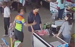 Con trai lấy đồ không trả tiền, bố đánh nhân viên
