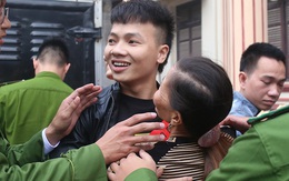Mẹ Khá "bảnh" ôm chầm con trai trước sân tòa