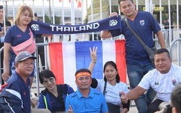 CĐV Việt Nam thân thiện chụp hình chung CĐV Thái Lan trước sân Mỹ Đình
