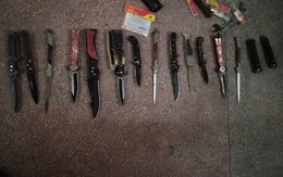 Xử lý vi phạm giao thông, phát hiện cụ ông giấu 13 con dao trong cốp xe