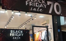 Các tín đồ mua sắm chỉ cách để tránh "sập bẫy" trong ngày Black Friday