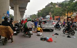 Hà Nội: Xế hộp mất lái tông trúng hàng loạt xe máy, nhiều người bị thương nặng